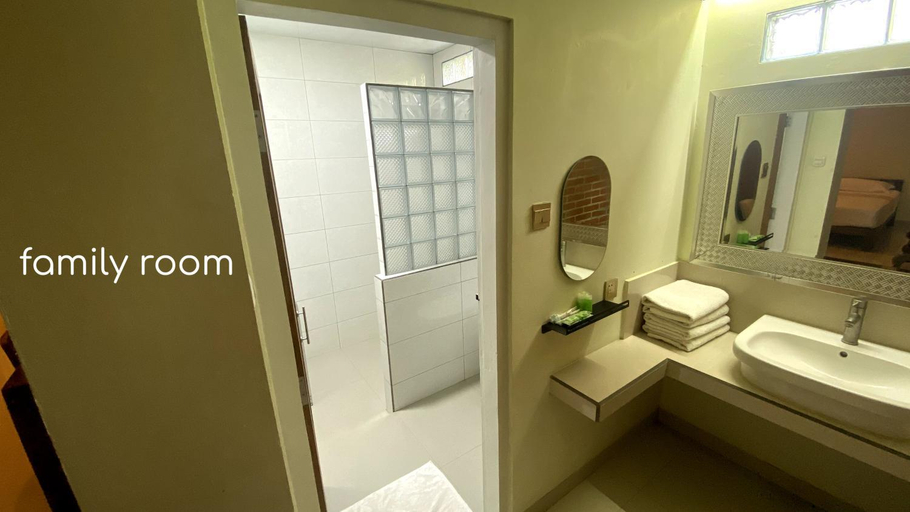 Bathroom 18