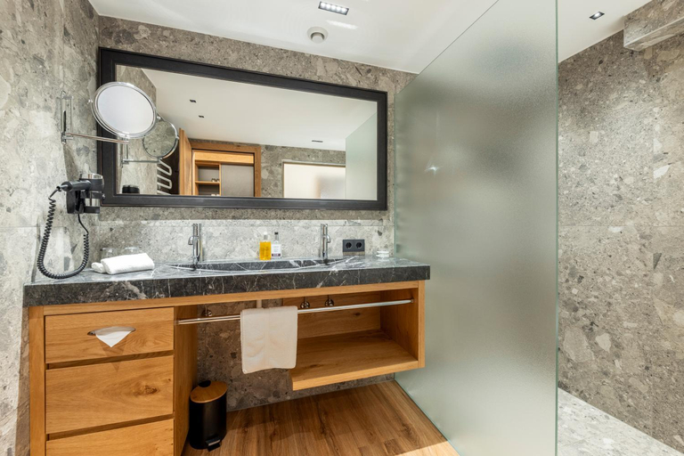 Bathroom 4, Hotel Jagerhof, Landeck