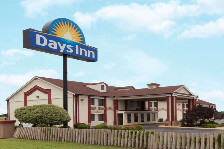 Exterior & Views 2, Days Inn by Wyndham Shawnee, Pottawatomie