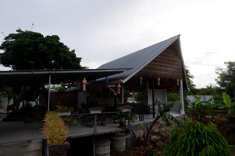 Public Area 2, Nok Chan Mee Na, Chom Thong