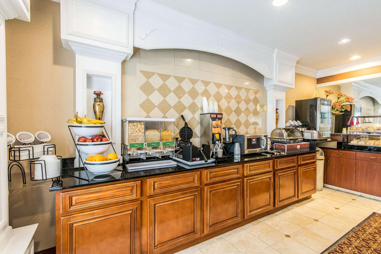 Food & Drinks 4, Quality Inn & Suites Evansville, Vanderburgh
