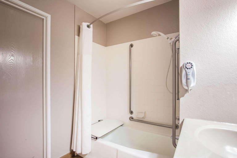 Bathroom 5, Super 8 by Wyndham Vacaville, Solano
