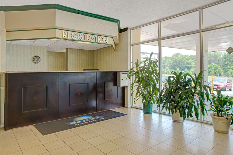 Public Area 2, Days Inn by Wyndham Alexandria South, Fairfax