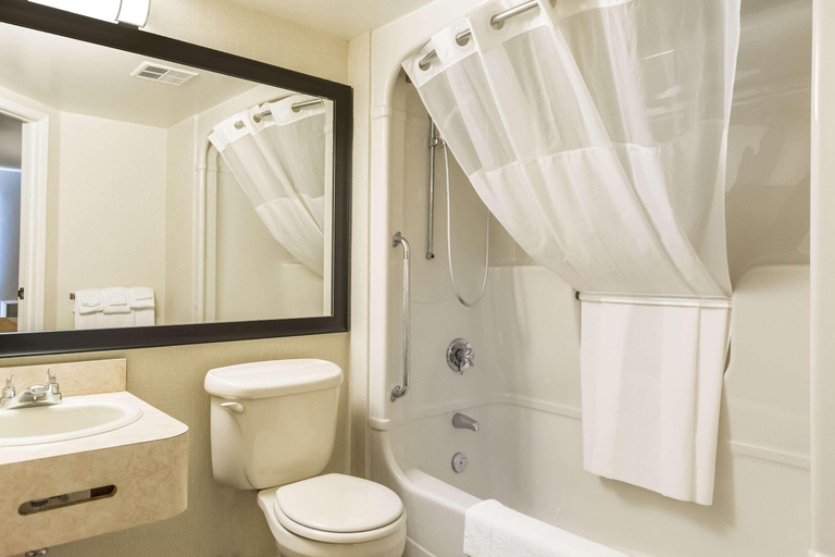 Bathroom 4, Comfort Inn, Yarmouth