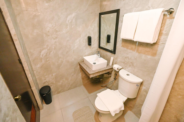 Bathroom 4, The Monaco Hotel, Taytay