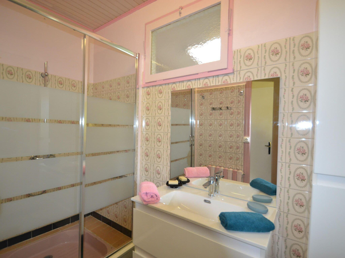 Bathroom 3, Camiran Escape Wine  Calm, Gironde
