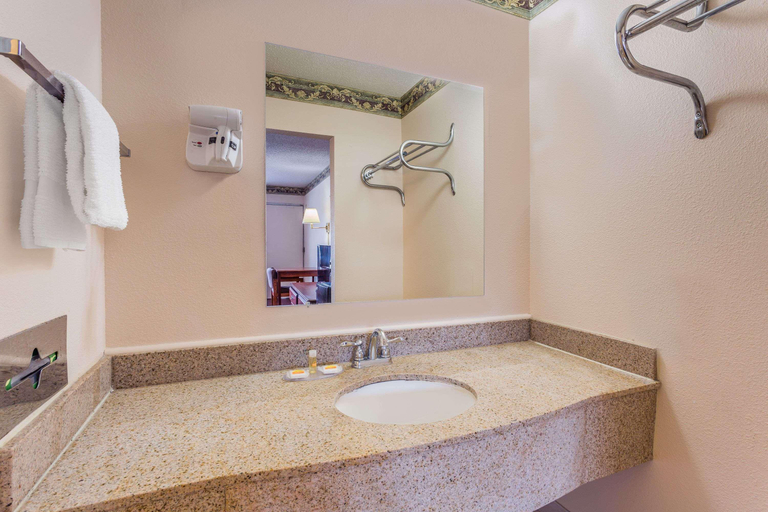 Bathroom 4, Days Inn by Wyndham Ashland, Hanover