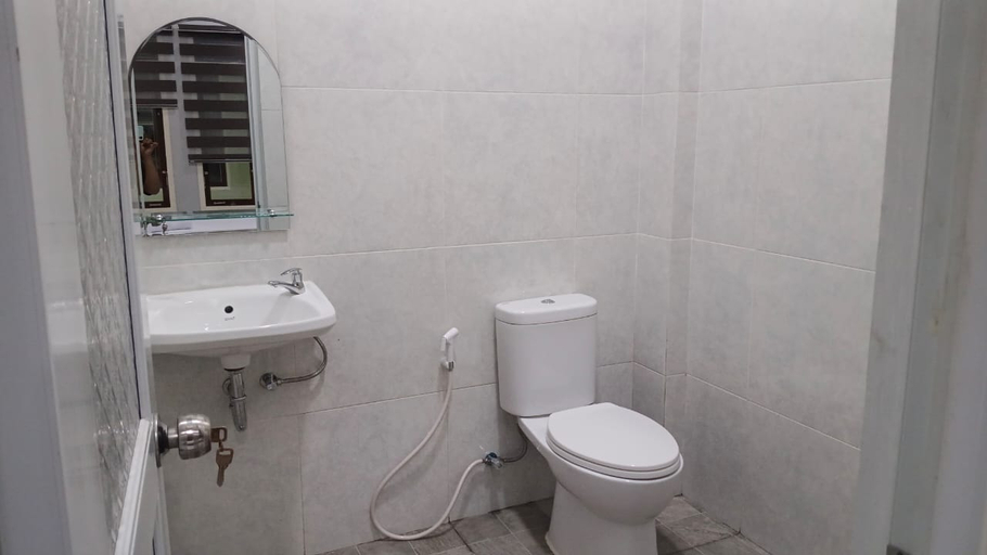 Bathroom, Kiwi Guest House, Palangkaraya