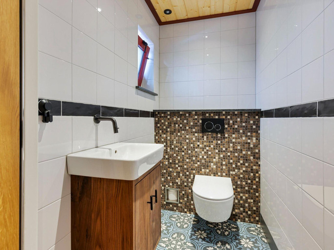 Bathroom 3, Detached Home in Friesland by Canal, Tytsjerksteradiel