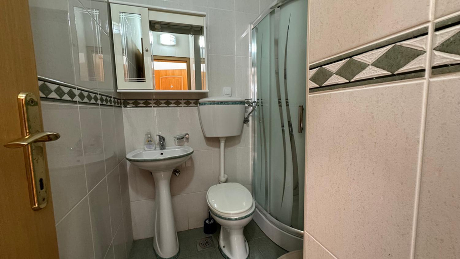 Bathroom 2, Sea La Vie Apartments