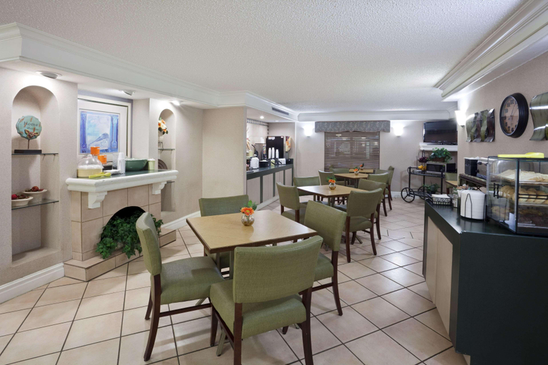 Food & Drinks 4, La Quinta Inn By Wyndham Omaha West, Douglas