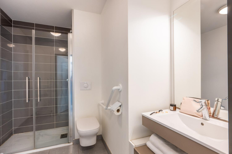 Bathroom 5, Nemea Appart Hotel Grand Cœur Nancy Centre, Meurthe-et-Moselle