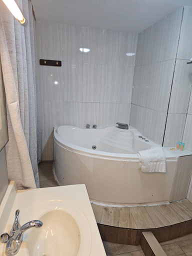 Bathroom 4, Golden Tree Hotel Belize