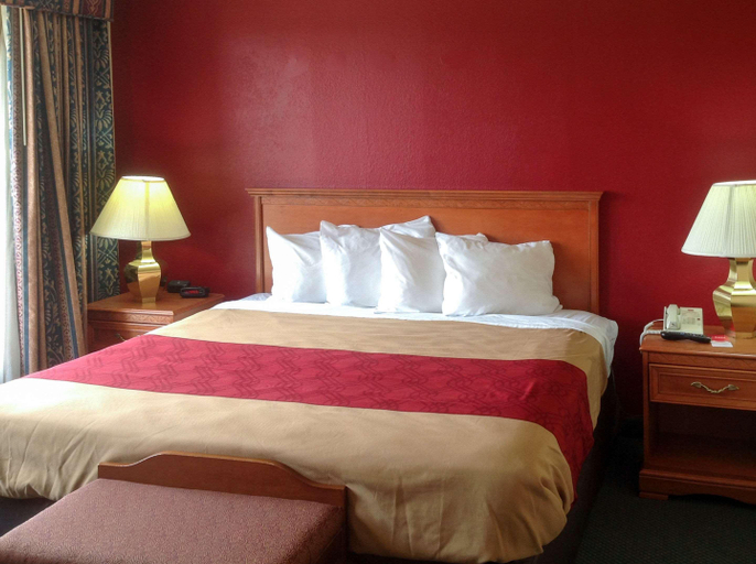 Bedroom 3, Econo Lodge & Suites Southern Pines, Moore