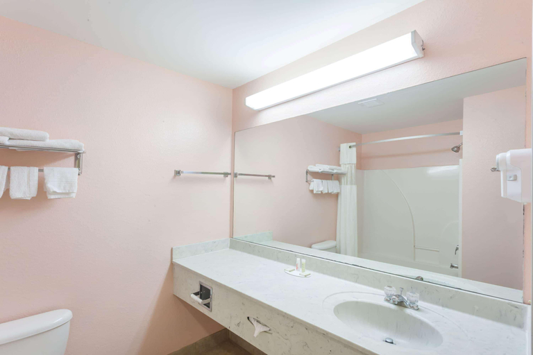 Bedroom 5, Howard Johnson by Wyndham Airport, Jefferson