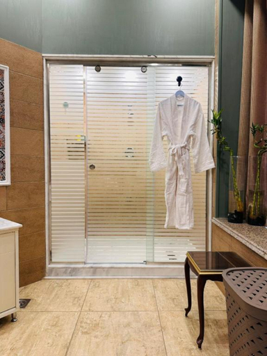 Bathroom 5, Ga Plus, 'Abdin