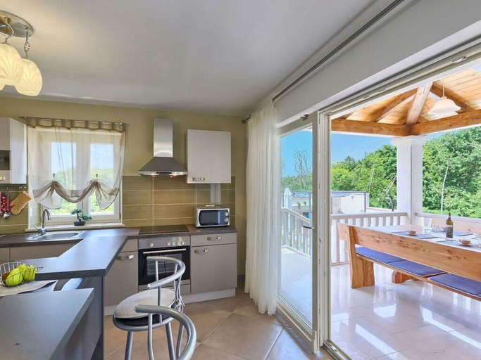 Others 5, Fenced yard with panoramic views, Tinjan