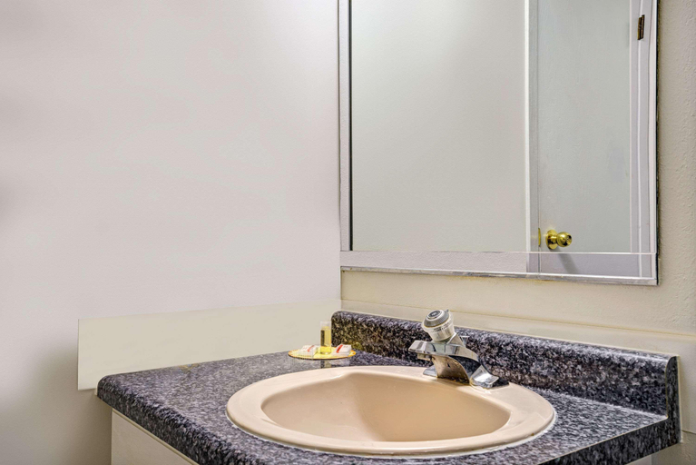 Bathroom 4, Travelodge by Wyndham Red Wing, Goodhue