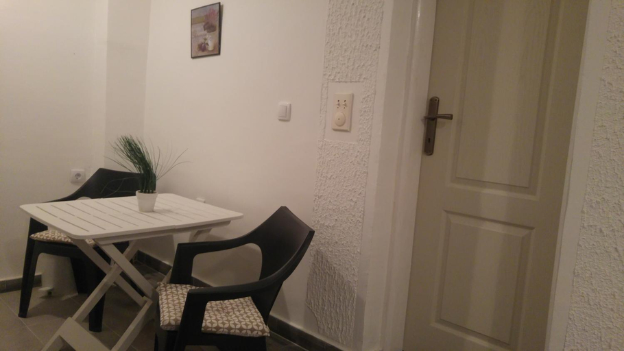 Others 3, Akacia Apartments