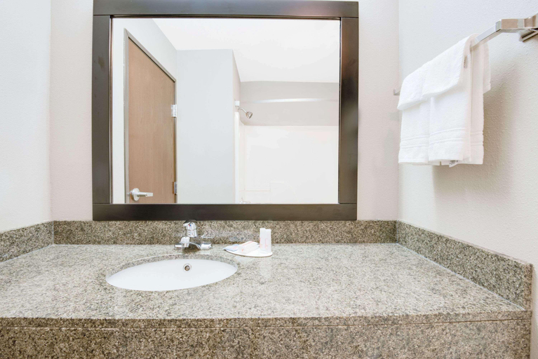 Bathroom 4, Super 8 by Wyndham Monett, Barry