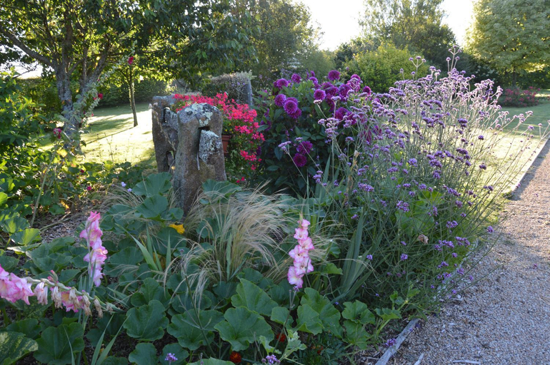 Others 4, chambre sur un jardin fleuri, Orne