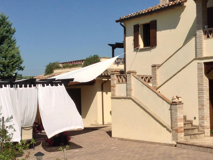 Others 3, Apartment by Lake with Garden Views, Macerata