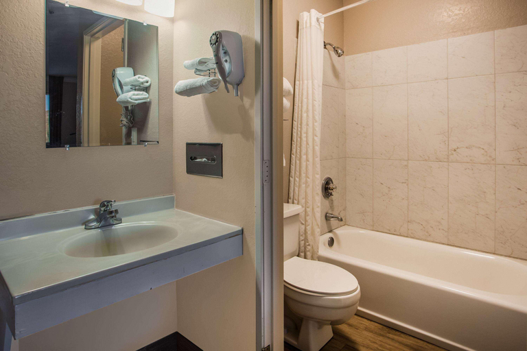 Bathroom 5, Super 8 by Wyndham Vacaville, Solano