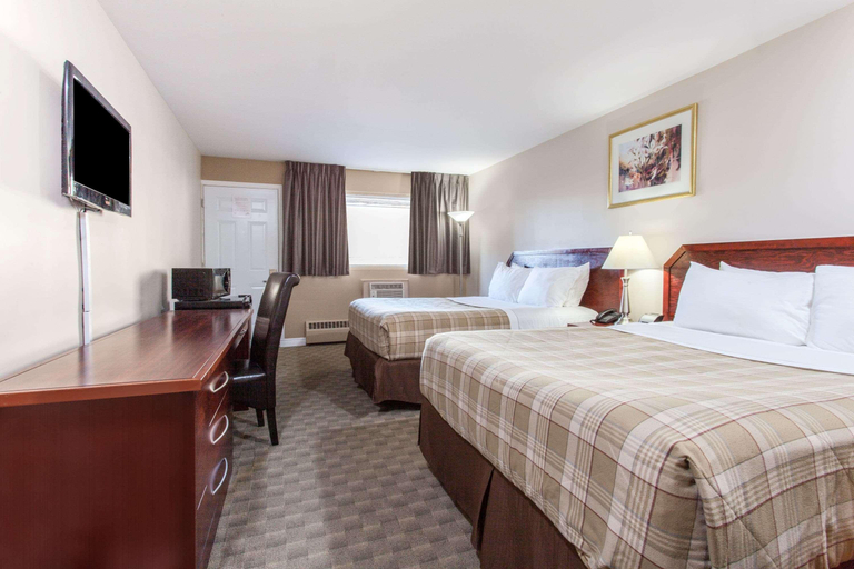 Bedroom 2, Howard Johnson by Wyndham Kingston, Frontenac