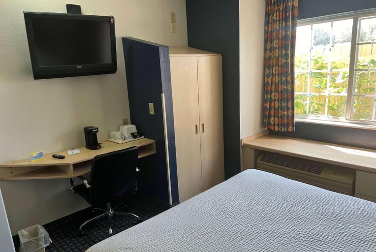Bedroom 4, Days Inn & Suites by Wyndham Hutchinson, Reno