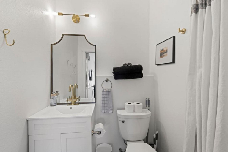 Others 4, Mountain Views, Rainfall Shower, Studio Apartment, El Paso