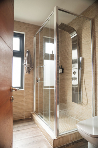 Bathroom 5, Taka Matanzas, Cardenal Caro