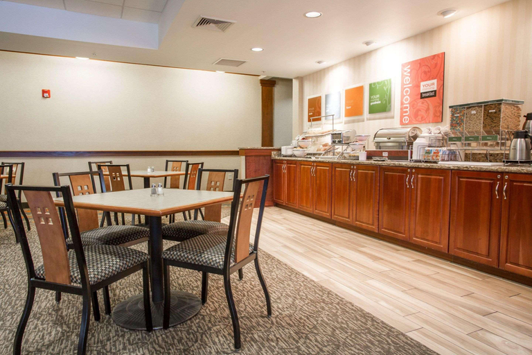 Food & Drinks 5, Comfort Suites Grand Rapids North, Kent