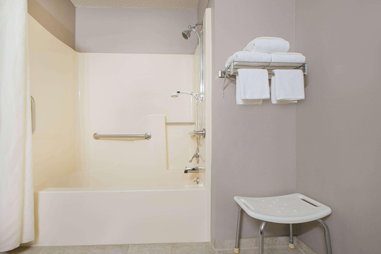 Bathroom 4, Super 8 by Wyndham Pella, Marion