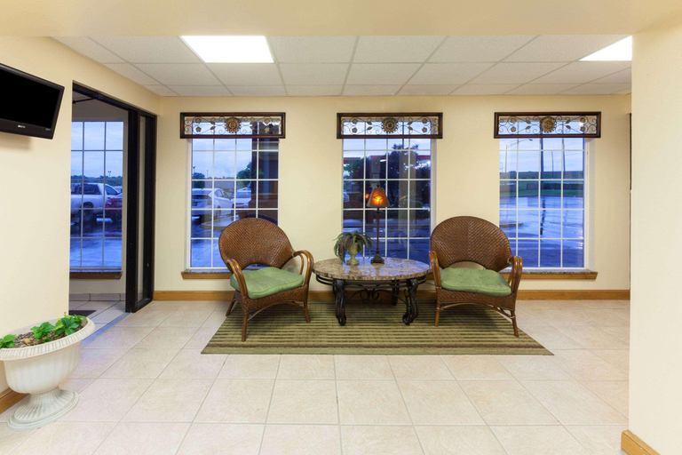 Public Area 3, Days Inn by Wyndham Shawnee, Pottawatomie