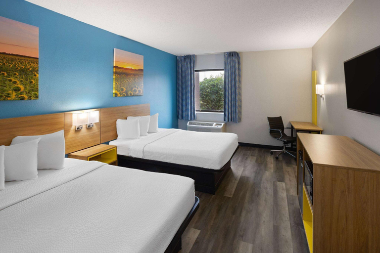 Bedroom 4, Days Inn & Suites by Wyndham Northwest Indianapolis, Indianapolis