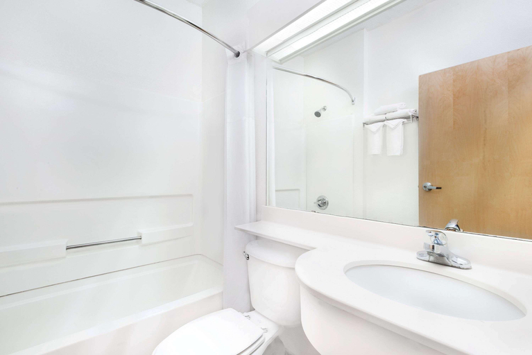 Bathroom 5, Days Inn & Suites by Wyndham Hutchinson, Reno