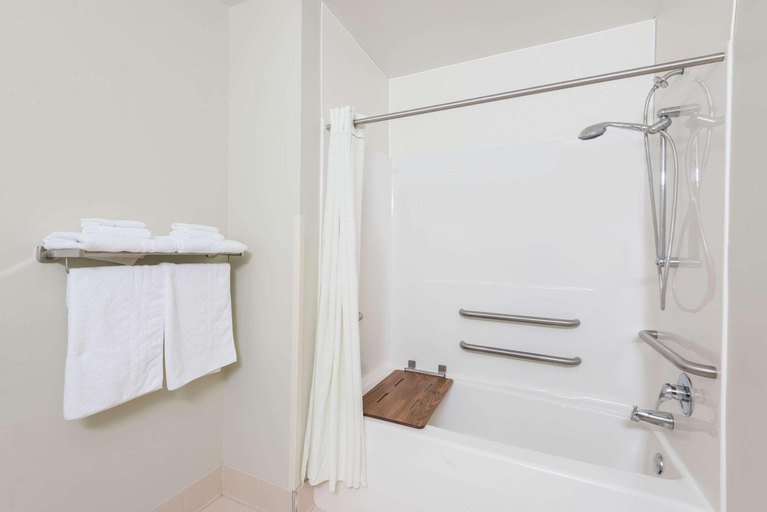 Bathroom 4, Super 8 by Wyndham Hagerstown/Halfway Area, Washington