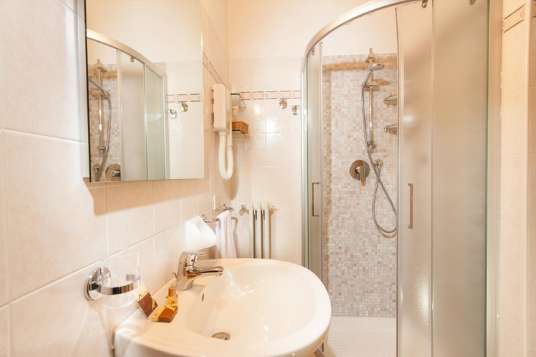 Bathroom 3, Albergo Vittoria, Parma