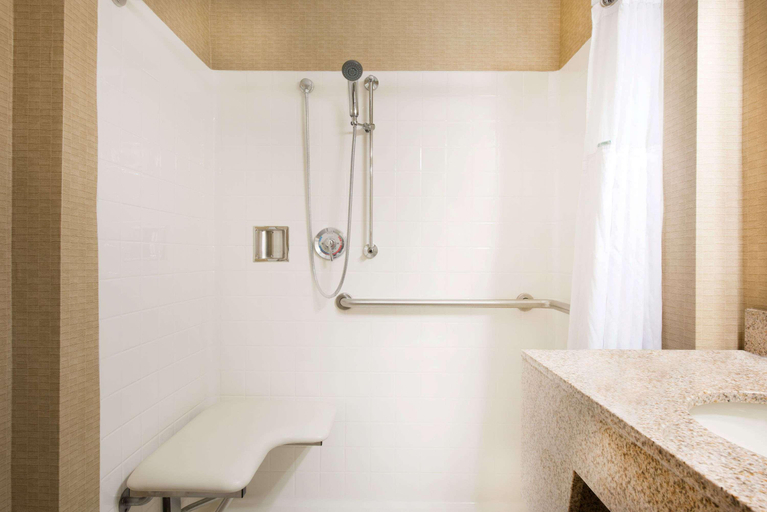 Bathroom 4, Wingate by Wyndham - York, York