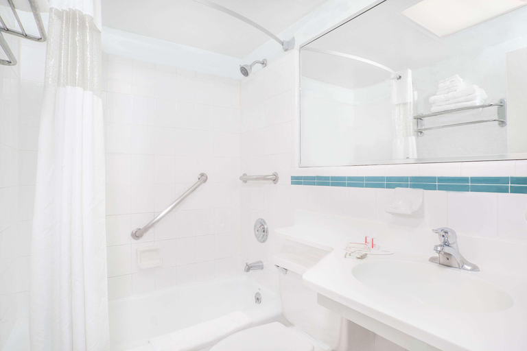 Bathroom 4, Howard Johnson by Wyndham Atlantic City, Atlantic
