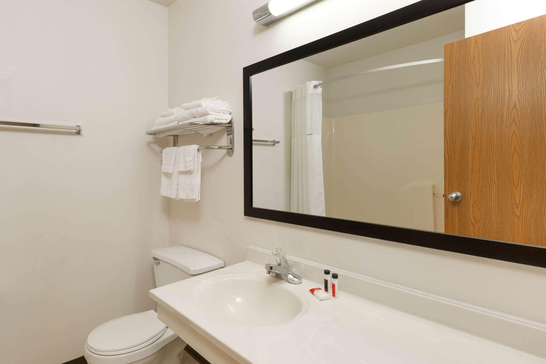 Bathroom 5, Super 8 By Wyndham Storm Lake, Buena Vista
