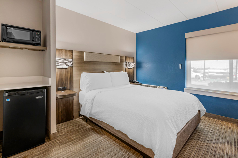 Holiday Inn Express Chicago-Downers Grove - Tap to explore photos