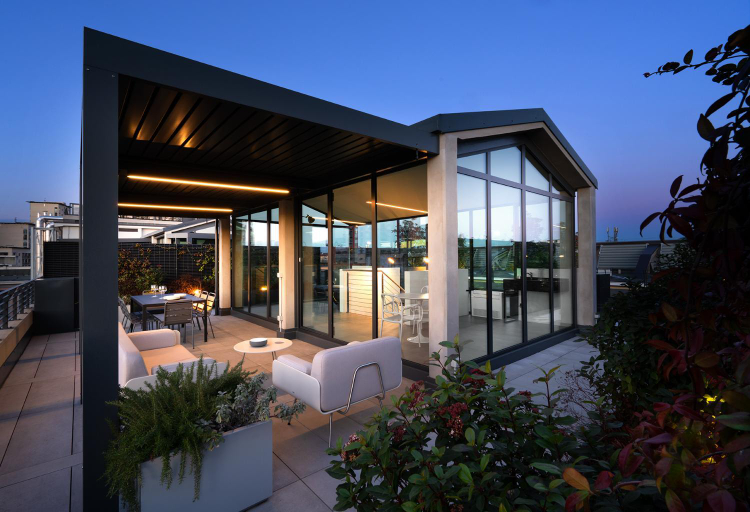 Exterior & Views