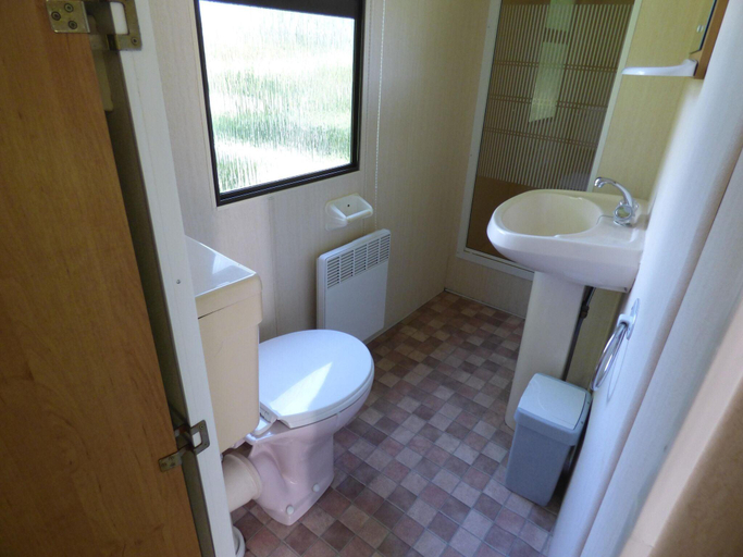 Bathroom 3, Tour de France Retreat, Manche