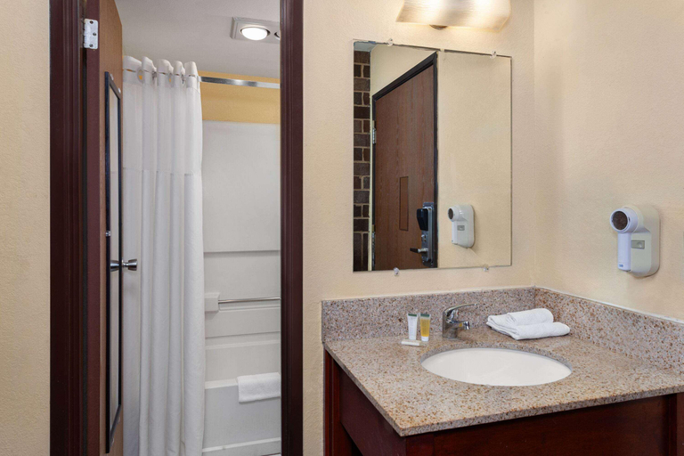 Bathroom 4, Days Inn by Wyndham Rockford, Winnebago