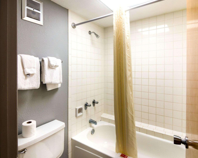 Bathroom 5, Econo Lodge Wichita Falls Downtown, Wichita