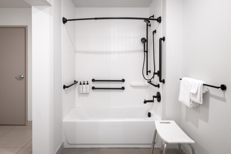Atwell Suites HENDERSON - AT THE PASS Room Type - 2 Queen Studio Suite Comms Mobility Access Tub View