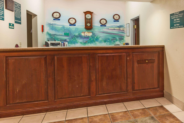 Public Area 2, Howard Johnson by Wyndham Airport, Jefferson
