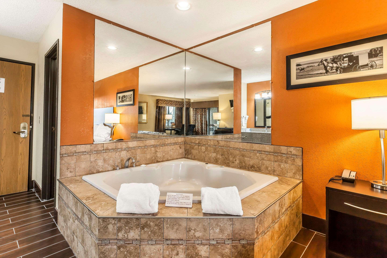 Bathroom 5, Quality Inn Wooster, Wayne