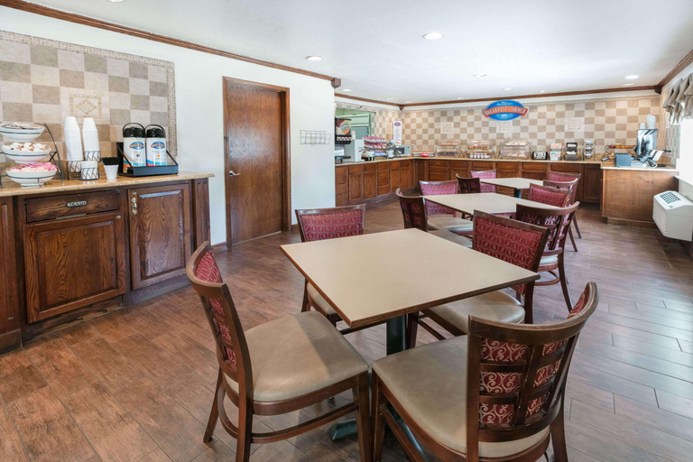 Food & Drinks 5, Baymont by Wyndham Arlington At Six Flags Dr, Arlington